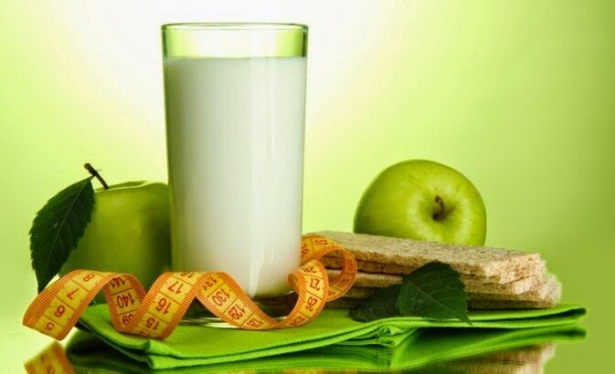 Eine wöchentliche Kefir-Diät kann mit Äpfeln ergänzt werden.