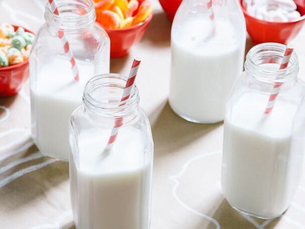 Vier Gläser Kefir über den Tag verteilt eine schonende Methode zum Abnehmen bei einer Kefir-Diät