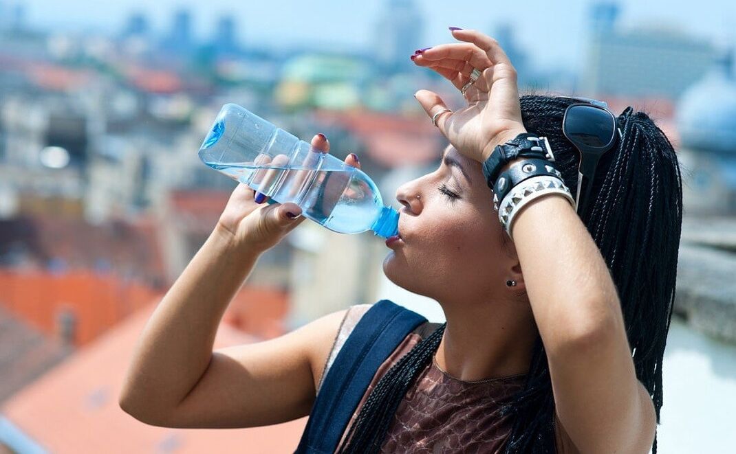 trinke Wasser bei einer faulen Diät