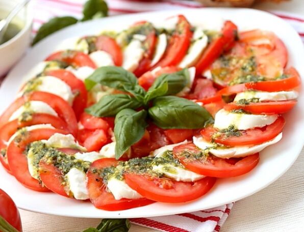 Caprese ist eine ausgezeichnete Vorspeise für alle, die sich an die Mittelmeerdiät halten.