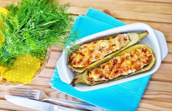 Die mediterrane Ernährung ist reich an Gemüsegerichten, wie zum Beispiel Zucchini mit Feta-Käse.