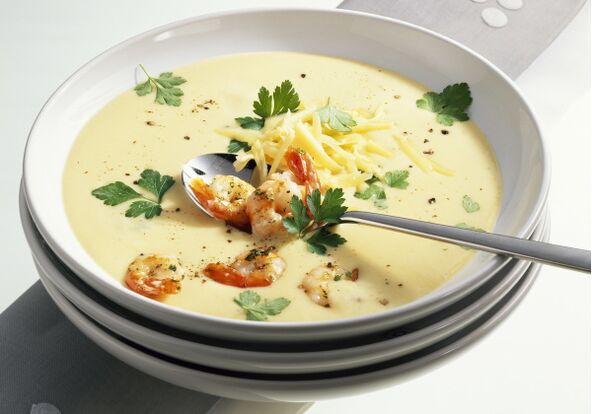 Ein Mittagessen mit mediterraner Ernährung kann Frischkäse und Meeresfrüchtesuppe umfassen.