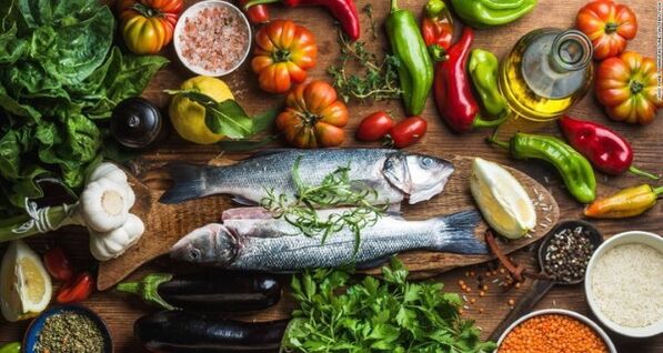 Fisch und Gemüse sind die Hauptprodukte der Mittelmeerdiät zum Abnehmen. 