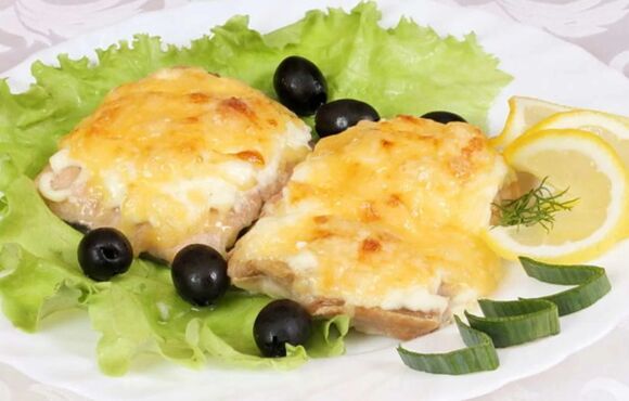 Gebackener Fisch mit Käse ist ein schmackhaftes und gesundes Gericht auf der Speisekarte der mediterranen Ernährung.