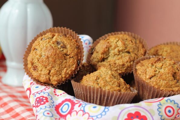 Haferflocken-Muffins mit Mandeln sind ein duftendes Dessert für diejenigen, die bei der Mittelmeerdiät abnehmen