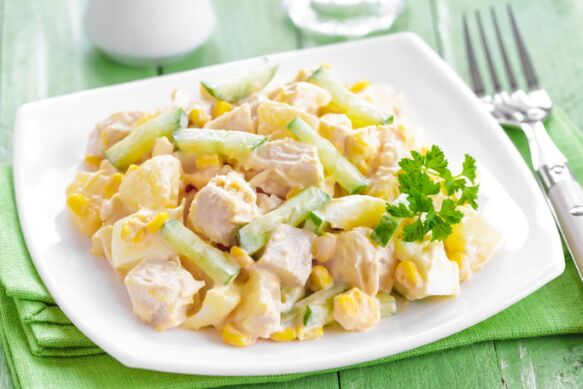 Sommersalat ist ein leichtes und ungewöhnliches Gericht auf der mediterranen Diätkarte