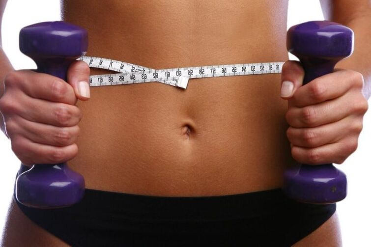 Fitness Hanteln in den Händen eines Mädchens in Form