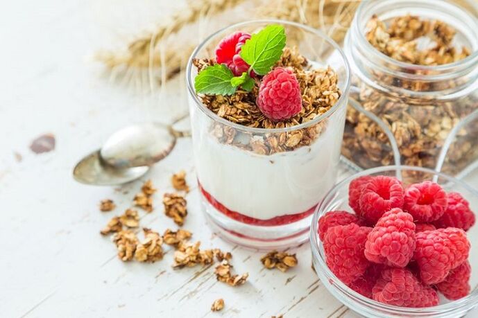 Joghurt mit Himbeeren und Müsli zum Abnehmen