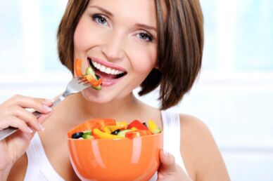 Das Mädchen verliert Gewicht mit der richtigen Ernährung.